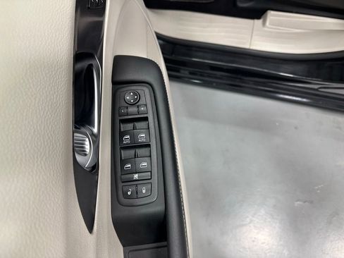 Used 2023 Chrysler Pacifica Touring-L image 9
