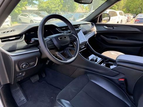 Used 2023 Jeep Grand Cherokee L Laredo AWD/4WD image 11