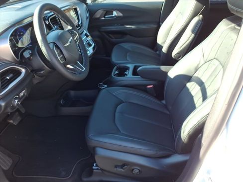 New 2026 Chrysler Pacifica Select image 2