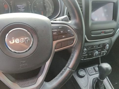 Used 2019 Jeep Cherokee Latitude Plus AWD/4WD image 24