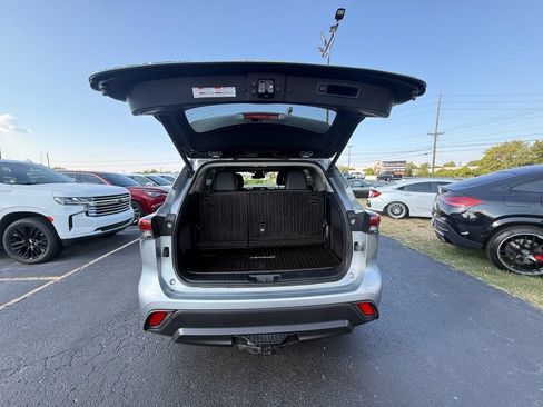 Used 2021 Toyota Highlander XLE FWD image 5