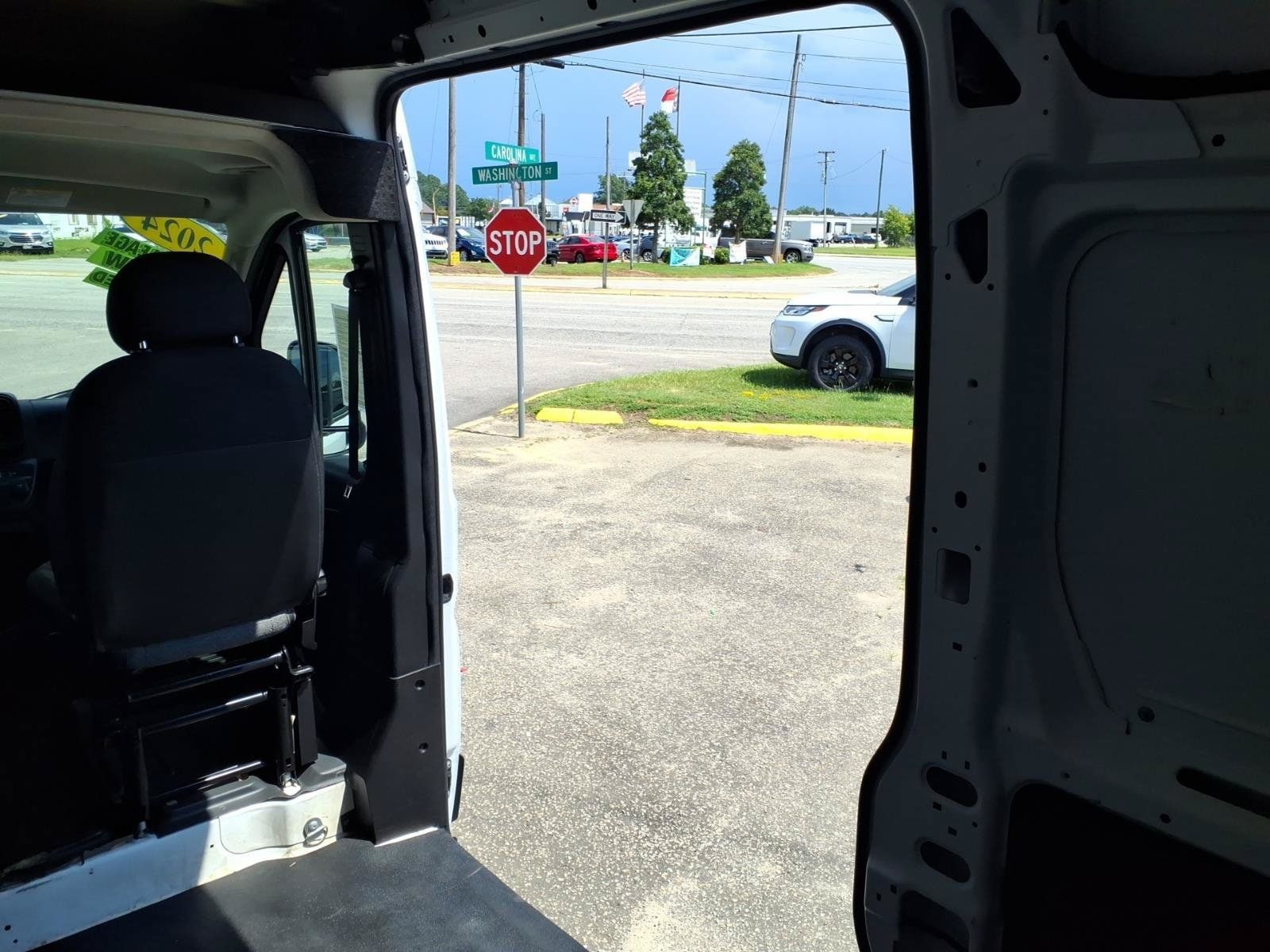 Used 2024 RAM ProMaster 2500 w/ Convenience Group FWD image 10