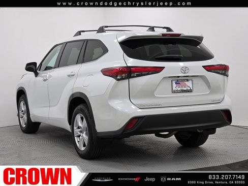 Used 2022 Toyota Highlander LE AWD/4WD image 5