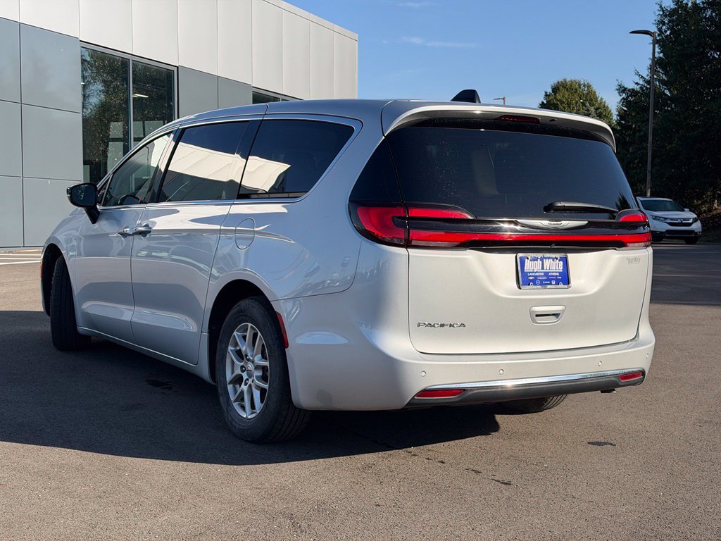 Used 2024 Chrysler Pacifica Touring-L FWD image 4