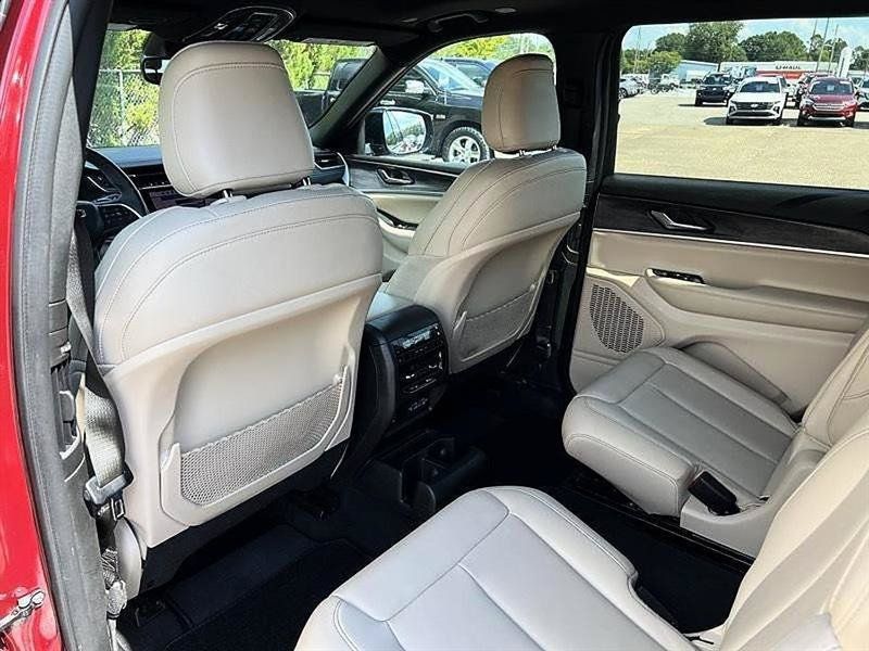 Used 2024 Jeep Grand Cherokee L Limited w/ Black Appearance Package AWD/4WD image 42