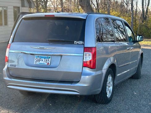 Used 2013 Chrysler Town & Country Touring image 4