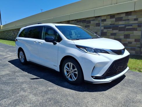 Used 2021 Toyota Sienna XSE AWD/4WD image 1