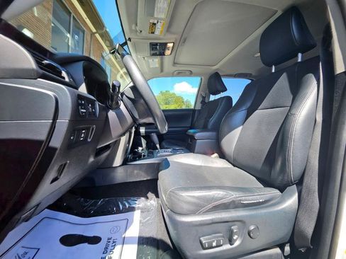Used 2018 Toyota 4Runner Limited AWD/4WD image 38