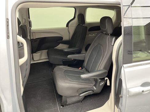 Used 2023 Chrysler Voyager LX image 10
