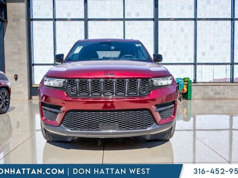 Used 2024 Jeep Grand Cherokee Altitude image 25