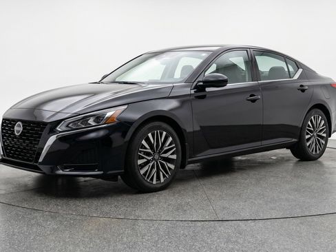 Used 2025 Nissan Altima 2.5 SV FWD image 3
