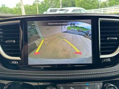 Used 2023 Chrysler Pacifica Touring FWD image 22