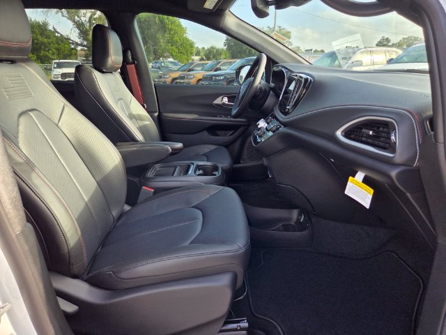 New 2027 Chrysler Pacifica Select FWD image 19