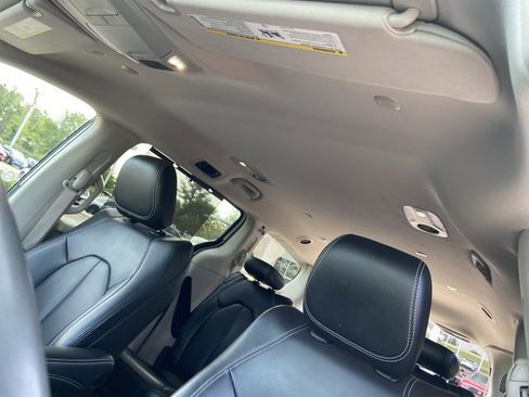 Used 2023 Chrysler Pacifica Touring-L FWD image 29