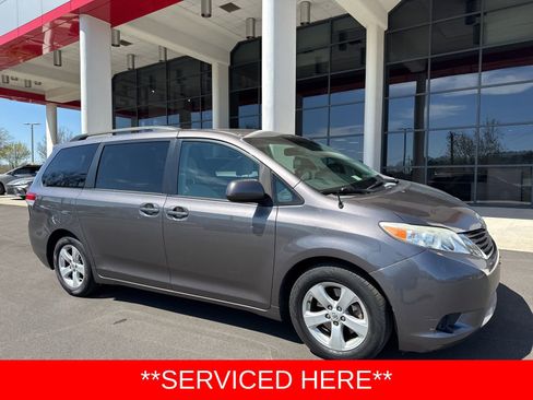 Used 2014 Toyota Sienna LE image 4