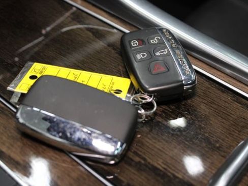 Used 2016 Land Rover Range Rover Sport SE image 13