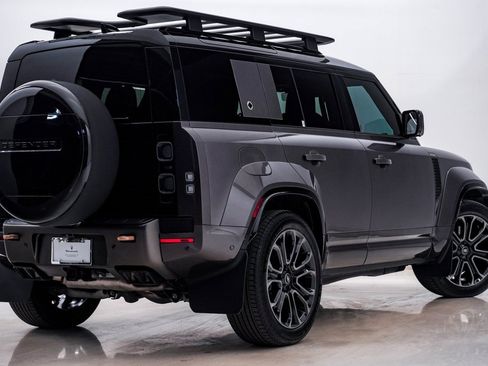 Used 2025 Land Rover Defender 110 image 9