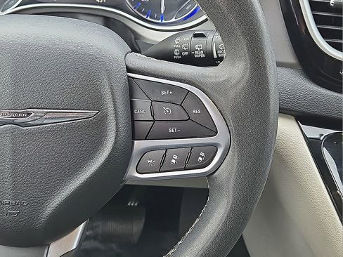 Used 2022 Chrysler Pacifica Touring-L w/ Uconnect Theater Family Group image 20