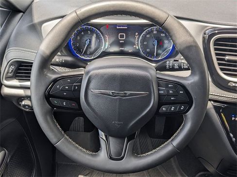 Used 2023 Chrysler Pacifica Touring image 15