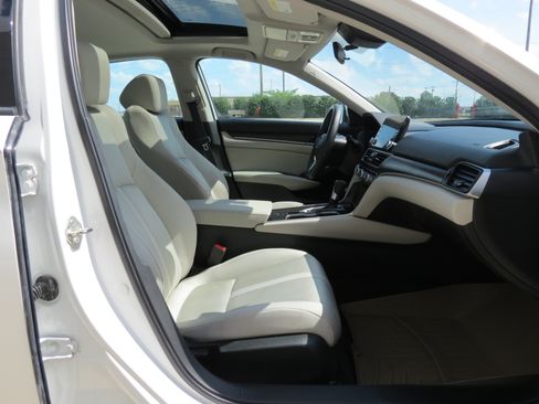 Used 2018 Honda Accord EX image 29