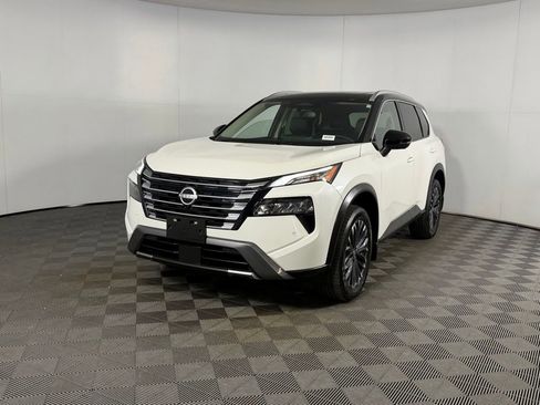 Used 2025 Nissan Rogue SL w/ Tech Package FWD image 3