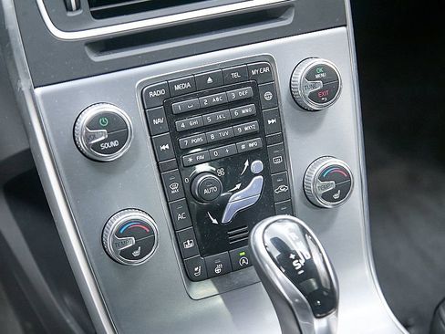 Used 2017 Volvo S60 T5 Inscription Platinum w/ Climate Package image 18