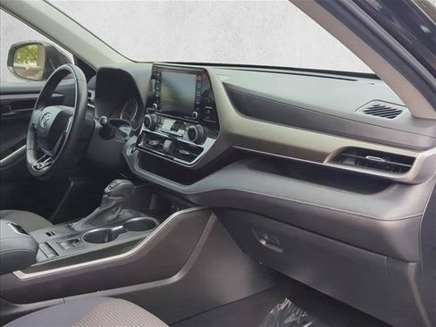 Used 2021 Toyota Highlander LE FWD image 28