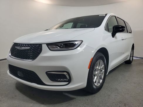 New 2026 Chrysler Pacifica Select image 3