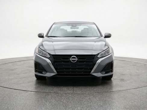 Used 2025 Nissan Altima 2.5 SV FWD image 2