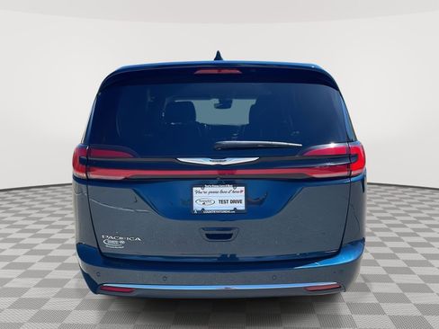 Used 2023 Chrysler Pacifica Touring-L FWD image 6