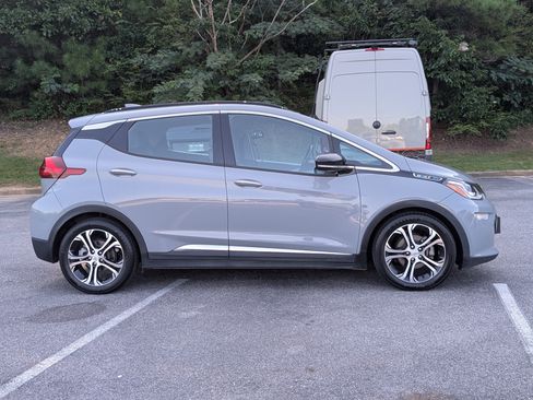 Used 2019 Chevrolet Bolt Premier w/ Infotainment Package FWD image 10