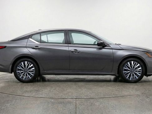 Used 2025 Nissan Altima 2.5 SV image 11