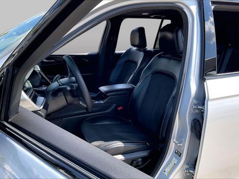 Used 2025 Jeep Grand Cherokee Altitude AWD/4WD image 8