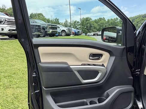 Used 2018 Nissan Titan SV AWD/4WD image 29