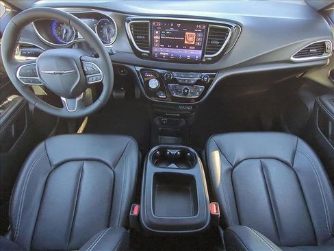 Used 2025 Chrysler Pacifica Select image 17
