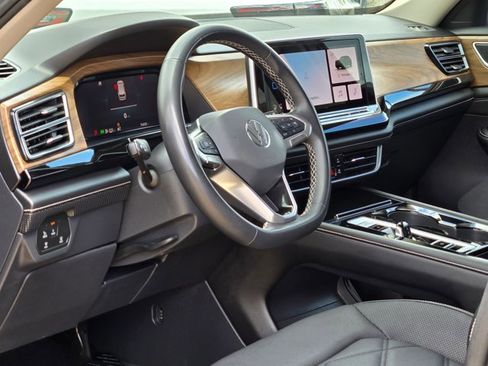 Used 2024 Volkswagen Atlas SE w/ Black Wheel Package FWD image 10