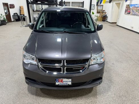 Used 2019 Dodge Grand Caravan SE w/ Rear Park Assist Package FWD image 9