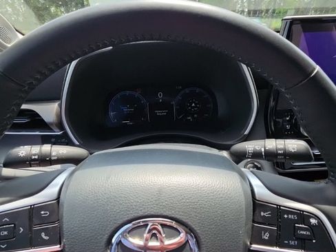Used 2023 Toyota Highlander Limited AWD/4WD image 9