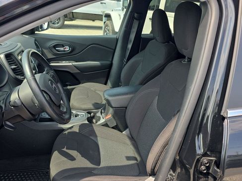 Used 2019 Jeep Cherokee Latitude w/ Cold Weather Group FWD image 11