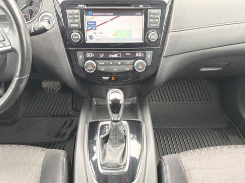 Used 2017 Nissan Rogue SV w/ SV Premium Package AWD/4WD image 8