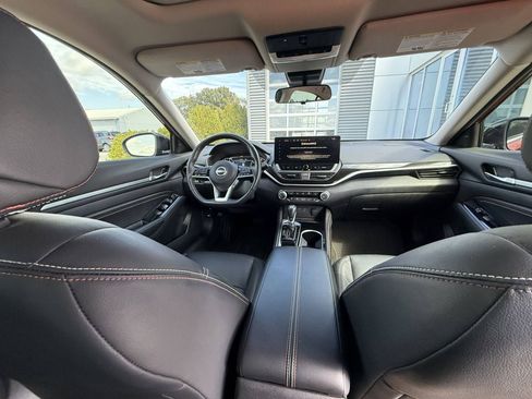 Used 2023 Nissan Altima 2.5 SR w/ SR Premium Package image 12