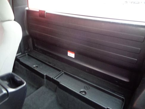 Used 2017 Toyota Tacoma SR image 8