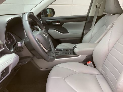 Used 2023 Toyota Highlander XLE AWD/4WD image 4