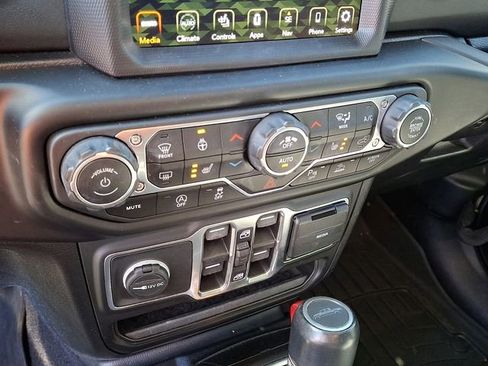 Used 2021 Jeep Gladiator Overland AWD/4WD image 12