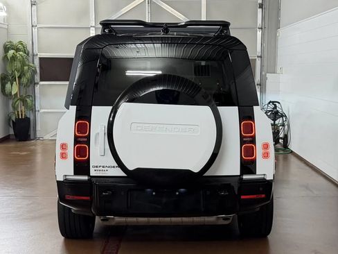 Used 2025 Land Rover Defender 130 X-Dynamic SE AWD/4WD image 4