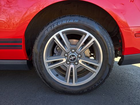 Used 2010 Ford Mustang Convertible image 10