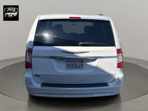 Used 2015 Chrysler Town & Country Touring FWD image 4