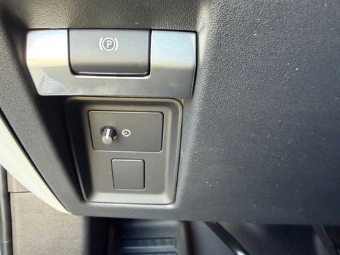 New 2026 Land Rover Defender 130 X-Dynamic SE image 22