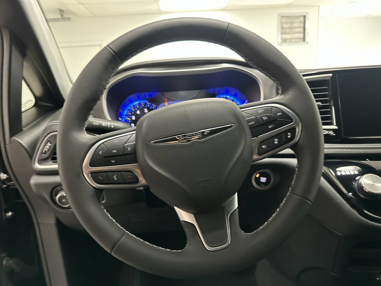 Used 2026 Chrysler Pacifica Select AWD/4WD image 14