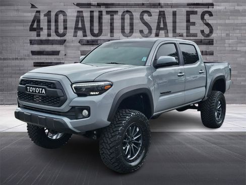 Used 2018 Toyota Tacoma TRD Off-Road AWD/4WD image 6